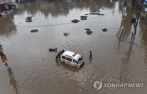 남아시아 곳곳 몬순 피해… 네팔 17명 사망, 뭄바이 육교 붕괴