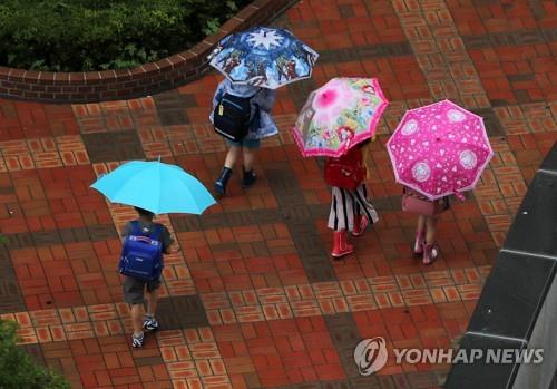 전국 흐리고 곳곳 소나기… 동해·남해는 풍랑 주의