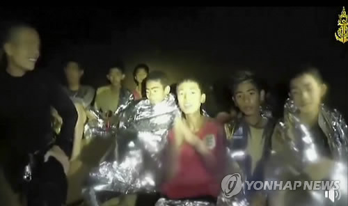 태국 당국 "동굴서 구조된 소년 8명 정신·육체적으로 양호"