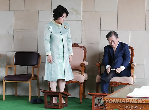 문대통령, 간디 추모공원 찾아 헌화… "인도국민 존중의 뜻"