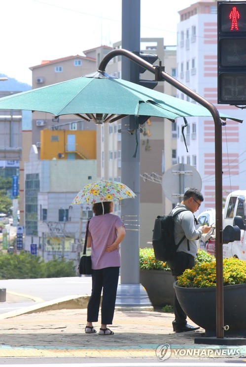 장마전선 물러가고 다시 찾아온 무더위에 시민들 숨이 턱턱