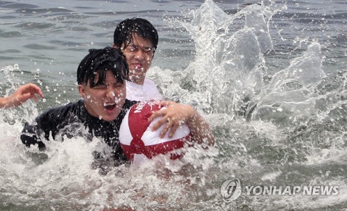 숨이 턱 막히는 찜통더위…동해안 해수욕장은 북적거려