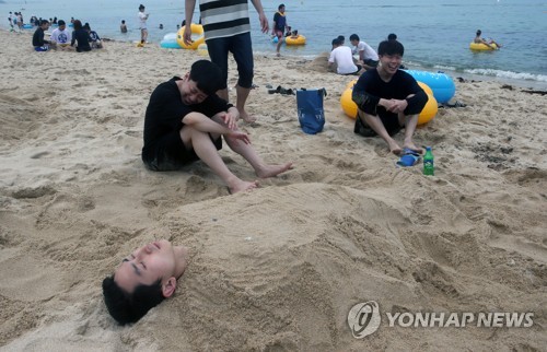 숨이 턱 막히는 찜통더위…동해안 해수욕장은 북적거려