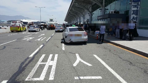 경찰 "김해공항 BMW 질주사고 동승자 2명 현장 안 떠났다"