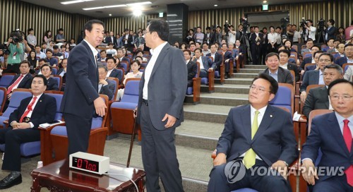 '난장판'된 한국당 의총… 고성에 인신공격성 발언 난무