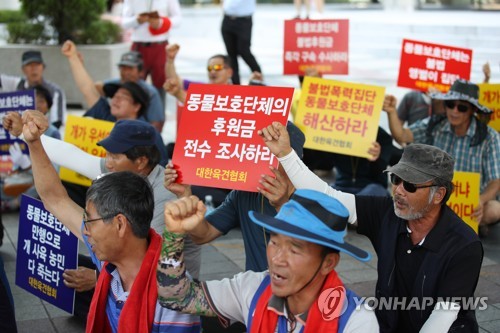 반복되는 '개 식용' 논란… '퍼스트 도그'·꽃상여 캠페인 가세