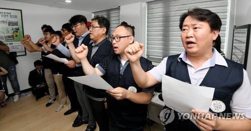 편의점주들 동맹휴업·심야할증 유보… "최저임금 차등 적용해야"