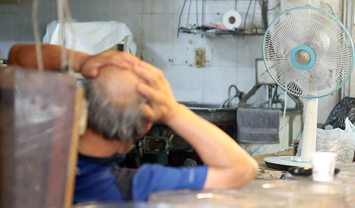 폭염에 달궈진 밀양… 전통시장·밀양강 인근 도로 발길 '뚝'