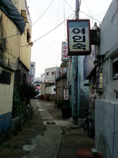 [르포] "도저히 안에 있을 수 없어요"… 바깥보다 더 찌는 쪽방촌