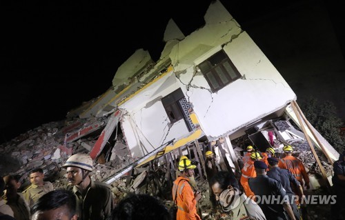 인도 뉴델리 인근서 건물 두 채 붕괴… 3명 사망·10여명 깔려