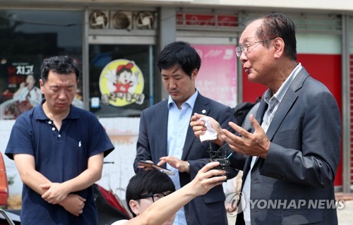 해병대 헬기추락 유족 "협의 안 되면 장례 안 치르겠다"