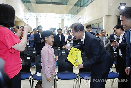 文대통령 "도대체 누굴 위한 규제인가"… 당뇨환자 사연에 '분통'