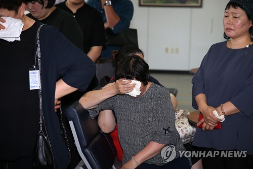 마린온 추락사고 유족 "청와대 논평 유감…개죽음 아니었기를"