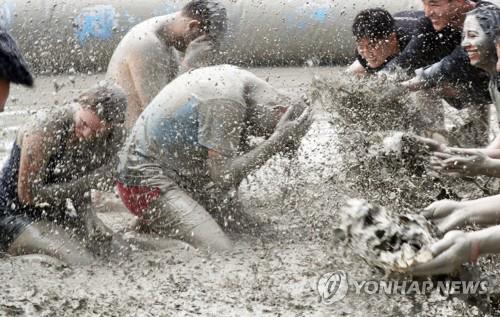 '39.3도' 불볕더위 기승… 전국 바다·계곡 '북새통'