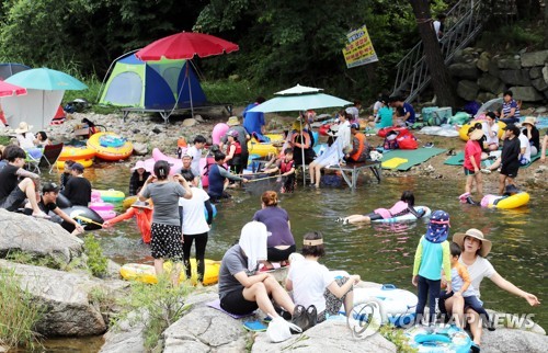 '39.3도' 불볕더위 기승… 전국 바다·계곡 '북새통'