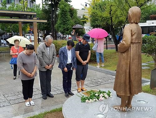 위안부 피해 위로 조형물에 임대료 부과하는 교육청