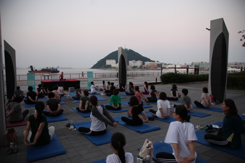 동굴서 폭염탈출·얼음온천에 족욕… 이색 피서지 북적