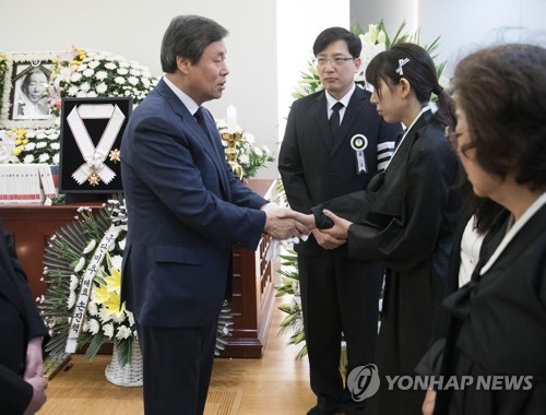 도종환 "문대통령, 최인훈 훈장 추서 적극 제안"