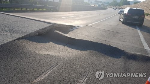 '폭염'에 서울외곽도로 3∼4㎝ 솟아… 14시간 긴급보수