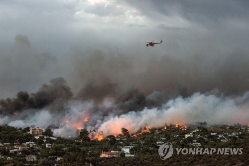 그리스 산불 사망자 74명으로 증가… 근래 최악 산불 참사