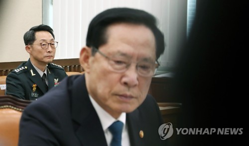 생중계된 송영무-기무대령 국회 '입씨름'… 흉흉해진 '군심'