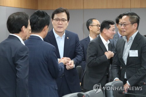 금융위, 카드수수료 인하 추진… '은산분리' 완화 촉구