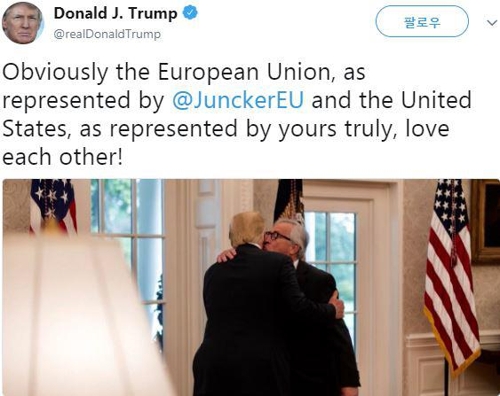 무역갈등 타결한 트럼프, 융커와 볼키스 사진 올리고 "사랑해"
