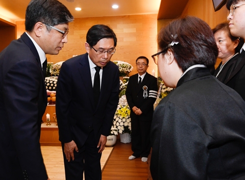 박상기 법무·조국 수석, 박종철 열사 부친 조문