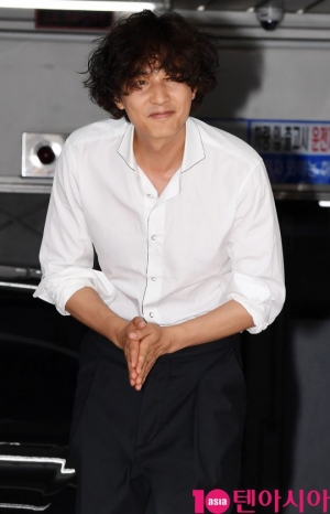 [TEN PHOTO]원빈 &#39;두손모아 오랜만에 인사드립니다&#39;