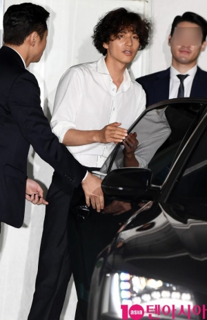 [TEN PHOTO]원빈 &#39;차 문닫고 팬들에게&#39;