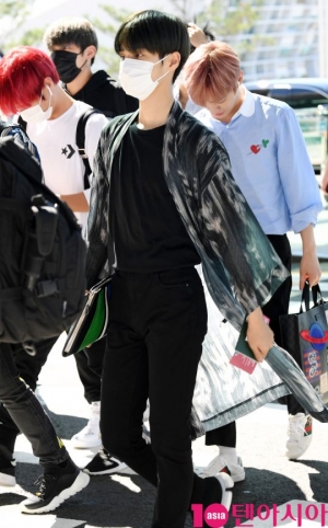 [TEN PHOTO]워너원 이대휘  &#39;로브가운 휘날리며 출국&#39;