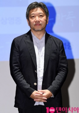 [TEN PHOTO]고레에다 히로카즈 (是枝裕和) &#39;올해 칸영화제 황금종려상 받았어요&#39;