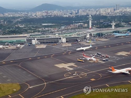 제주공항 항공교통 올해 피서철에도 혼잡… 승객 '짜증'