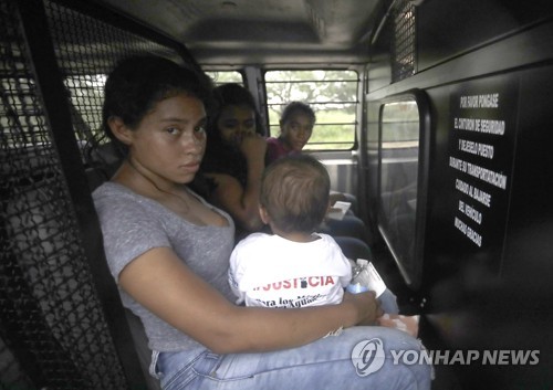 美이민자들 이중고… 시설수용 아동 데려오려 수천달러 부담