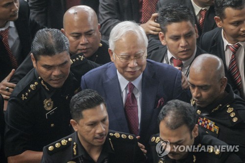 말레이 검찰, 비리 의혹 前총리 기소… "배임·반부패법 위반"