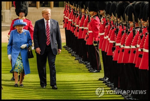 영국여왕 길 막은 트럼프… "예법·경로우대 아쉽다" 왁자지껄