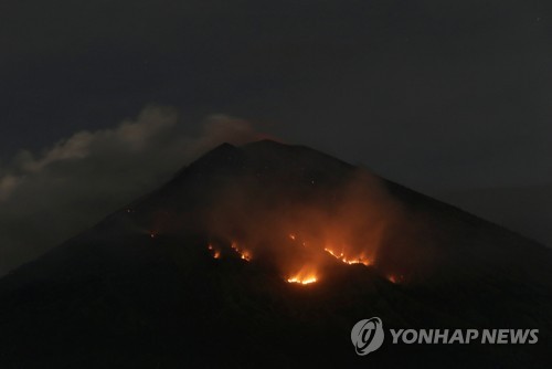 발리섬 화산 분화, 반경 2㎞까지 용암 튀어… 항공교통은 정상