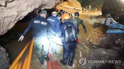 동굴기적 이룬 태국 네이비실 사령관 "우린 영웅 아니다"