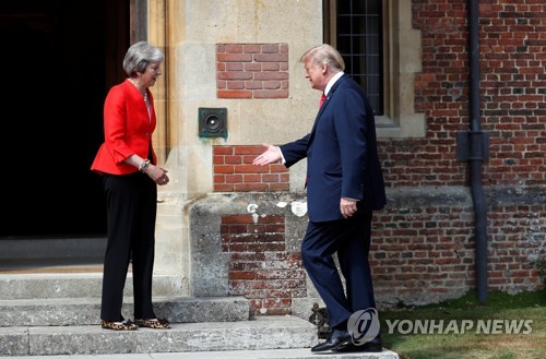 트럼프 "메이 총리와 매우, 매우 강한 관계 맺고 있다"