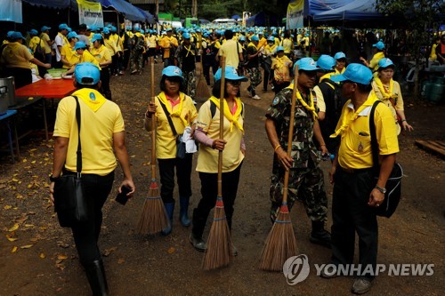 '동굴의 기적' 태국, 마무리도 깔끔… 4000명 청소 자원봉사