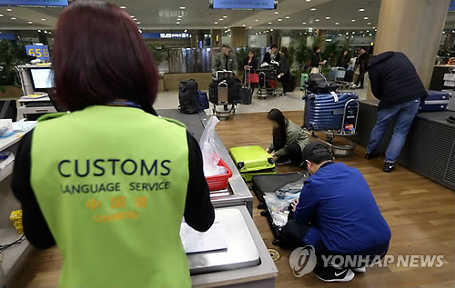 휴가철 김해공항 휴대품 검사비율 30% 늘린다