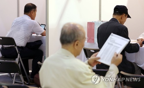 '고된 노년' 65세 이상 38%는 일한다… 단순노무가 3명 중 1명