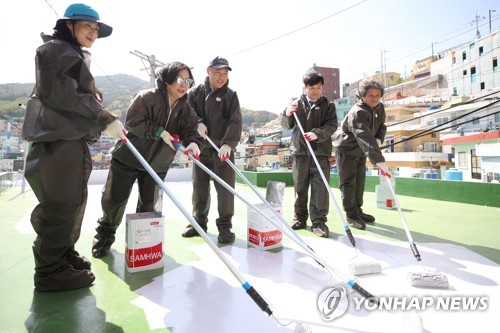 '1℃라도 낮추자' 물안개에 쿨루프까지… 지자체, 폭염과 전쟁