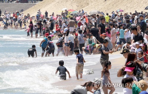 본격 무더위 '소서'…대천 등 서해 해수욕장 피서객 '북적'