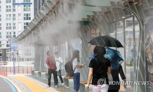 '1℃라도 낮추자' 물안개에 쿨루프까지… 지자체, 폭염과 전쟁