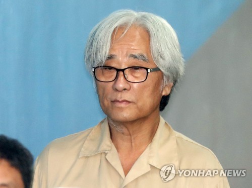 '극단원 상습 성추행' 이윤택, 법원에 보석 청구