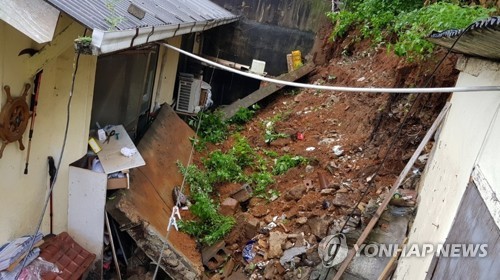 폭우로 1명 부상·1명 실종…주택·차량 침수, 도로통제 속출