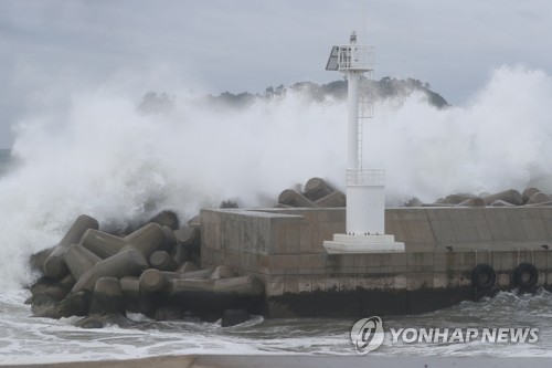 최고 440㎜ 물폭탄에 피해도 커져… 도로 유실·항공기 결항 속출