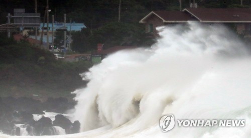 최고 440㎜ 물폭탄에 피해도 커져… 도로 유실·항공기 결항 속출