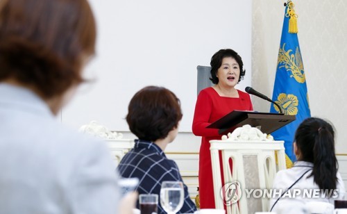 김정숙 여사, 사회복지공동모금회 기부자들과 오찬… "선행 존경"